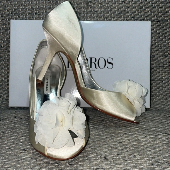 Caparros Ivory Satin Sarina Wedding shoes.  Women’s size 8.5 - Picture 2 of 12